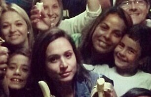 Reacţia lui Dani Alves a dat naştere unei campanii antirasism: "Sîntem toţi maimuţe" » Fanii au bombardat reţelele de socializare cu poze în care-l susţin pe brazilian