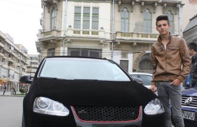 FOTO Craioveanul cu maşina îmbrăcată în catifea: ”Şi poliţiştii zic că e cool, nu mai zic de fete!”. Cît a costat tunning-ul