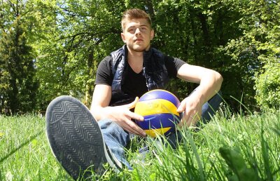 Campion pe picior mare » Marea speranţă a voleiului masculin românesc, Adrian Aciobăniţei, are 1,96 metri la nici 17 ani
