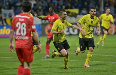 VIDEO+FOTO Papa ”mitralieră” » Cornel Ţălnar a savurat din plin succesul Braşovului împotriva lui Dinamo, 2-0, bucurîndu-se ca un copil