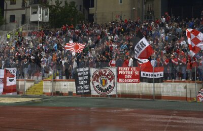 Fanii lui Dinamo în război cu jucătorii! Jigniri şi ironii pe parcursul meciului cu CFR: "Aşa vă vrem mereu"