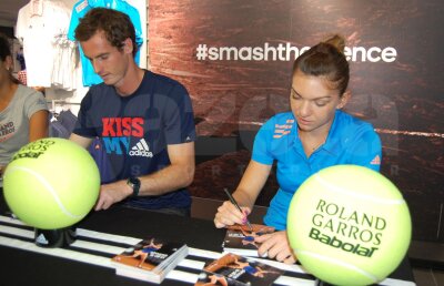 Corespondenţă din Paris » Idolul de pe Champs Elysées » Simona Halep a ajuns în Franţa şi a împărţit autografe alături de Ana Ivanovici şi Andy Murray