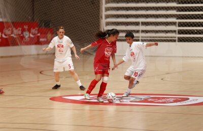 GALERIE FOTO » Anul trecut la băieţi, acum la fete! Ce liceu continuă showul de anul trecut la Cupa Coca-Cola