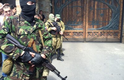 FOTO Revoltă la Doneţk » Mulţimea strînsă în oraş vrea să intre peste Rinat Ahmetov! Casa patronului de la Şahtior e apărată de militari înarmaţi