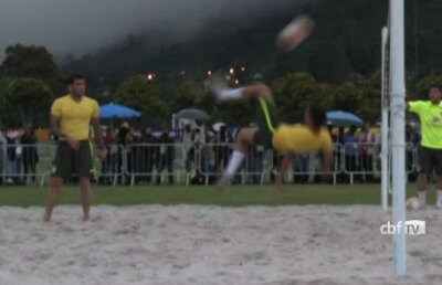 VIDEO Brazilienii joacă volei cu piciorul la antrenamente » Neymar, execuţie magică ;)