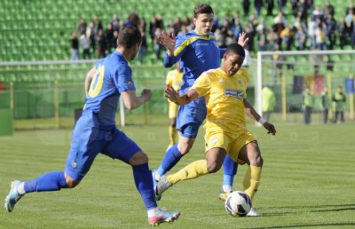 Gil Bahia vrea 180.000 de euro » Mijlocaşul brazilian dorit de Steaua e tentat de un transfer în Ghencea