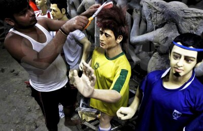 VIDEO "FIFA face bani, jefuieşte organizatorii şi forţează legislaţia locală" » Un moderator britanic face dezvăluiri şocante despre forul mondial