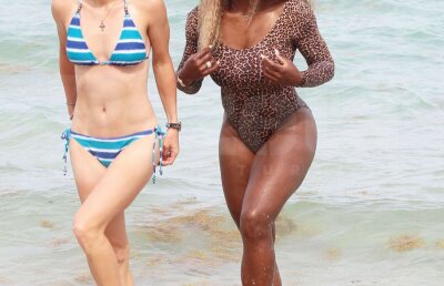 FOTO Prietene la plajă » Serena Williams şi Caroline Wozniacki s-au relaxat la Miami, după eliminarea de la Roland Garros