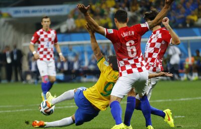 VIDEO Fred a căzut în careu după un duel cu Lovren! A greşit arbitrul cînd a acordat penalty?