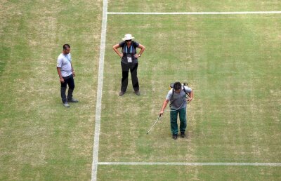 Spray and Play! » S-a găsit soluţia pentru gazonul pîrjolit de la Manaus. L-au vopsit!