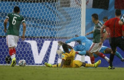 VIDEO Balta şi Peralta » Mexic a învins meritat, 1-0 cu Camerun, avînd şi două goluri valabile anulate greşit