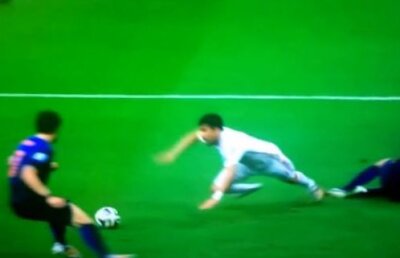 VIDEO După Brazilia, încă o superputere ajutată de arbitri » Spania a deschis scorul dintr-un penalty acordat uşor