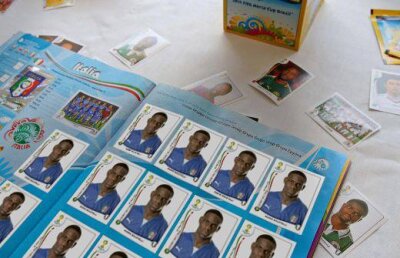 Cum se distrează Balotelli în cantonament » I-a înlocuit pe toţi colegii săi în albumul Panini: "De ce mereu eu?" :D