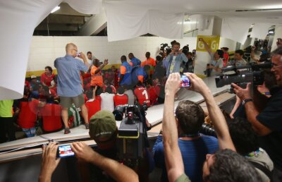 GALERIE FOTO Fanii chilieni i-au speriat pe ziarişti! » 150 de suporteri fără bilete au invadat şi devastat centrul de presă încercînd să pătrundă în forţă la meciul cu Spania