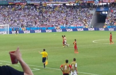 VIDEO Securitate zero » Stewarzii şomau în timp ce un suporter beat a intrat pe teren la Germania - Ghana!