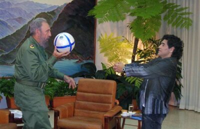 Fidel Castro i-a trimis o scrisoare lui Diego Maradona în care-l laudă pe Lionel Messi: "E formidabil!"
