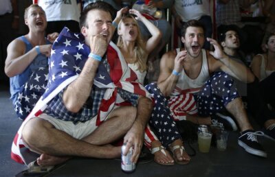 Creativitate de Hollywood » Cum vor americanii să scape de muncă şi să vadă meciul naţionalei cu Germania :D