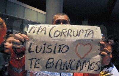 Primit ca un erou! » Fanii uruguayeni l-au aşteptat pe Luis Suarez la aeroport