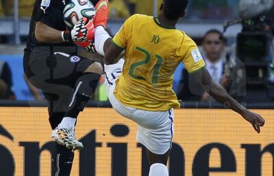 FOTO Brazilienii au trecut la arte marţiale » Jo a fost la un pas să-i provoace o accidentare gravă lui Claudio Bravo