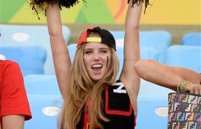 FOTO Vedetă peste noapte » O frumoasă fană a Belgiei primeşte sute de cereri în căsătorie