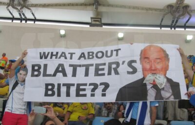 Fanii uruguayeni l-au ironizat şi fluierat la Rio pe preşedintele FIFA, aflat pe Maracana sîmbătă seară: "Ce spuneţi de muşcătura lui Sepp Blatter?"
