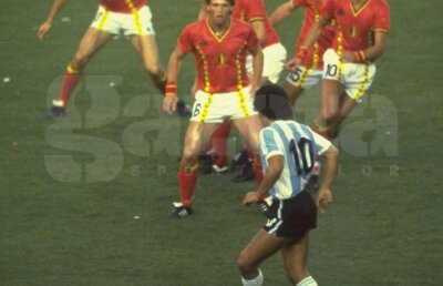 Meciul unei fotografii » Belgia are o victorie cu Argentina: la CM 1982, joc celebru pentru poza în care Diego Maradona e întîmpinat de şase europeni!