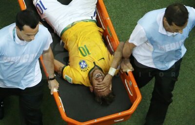 FOTO Neymartir » Brazilienii sînt revoltaţi după ce Neymar şi-a fracturat a treia vertebră lombară. Adio Mondial!