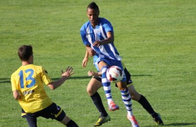 În dublu rol » Situaţie stranie la CSU Craiova: un jucător nou-transferat a fost prezentat şi de un club din Portugalia!