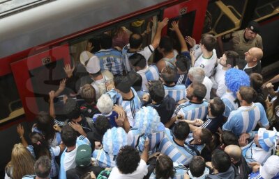 VIDEO Argentinienii invadează străzile Braziliei » Peste 100.000 de fani ai "pumelor" vor ajunge la Rio de Janeiro pentru finală