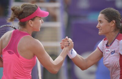 FOTO A chinuit-o un pic » Simona Halep a avut nevoie de 3 seturi pentru a o învinge pe Monica Niculescu! Mîine, finala cu Roberta Vinci