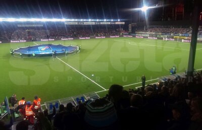 Nu e premieră pentru toţi » O parte dintre stelişti au mai evoluat pe gazon sintetic. Le prieşte pe stadioane mici