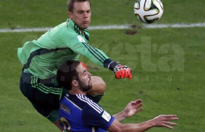 VIDEO+FOTO Kung Fu fighter » Manuel Neuer l-a lovit cu genunchiul în cap pe Gonzalo Higuain!
