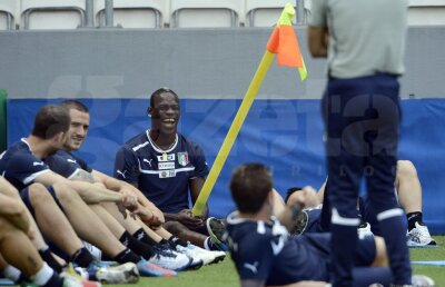 VIDEO Mario vrea să fie ca Zlatan! Filmuleţ de senzaţie postat de Balotelli: "Ai carte, ai parte! Copii, mergeţi la şcoală!" :D