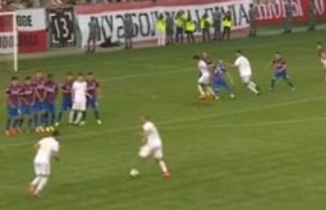 VIDEO Aşa nu! Faza care l-a făcut pe Vladimir Gazzaev să-şi pună mîinile în cap » Cum să nu baţi niciodată o lovitură liberă :)