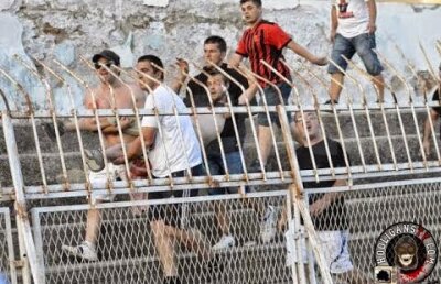 VIDEO Atenţie! Imagini horror la interior! Un fan macedonean a rămas fără o mînă după o luptă între suporteri şi forţele de ordine