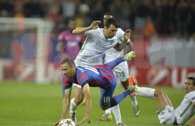 VIDEO Lovitura invizibilă! » Lucian Sînmărtean a primit uşor penalty, Alex Chipciu a ratat de la punctul cu var