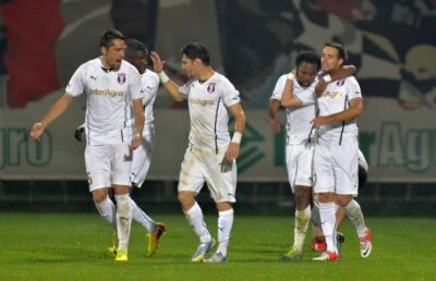 Lipseşte două săptămîni! » Daniel Isăilă nu se va putea baza pe un fundaş titular în meciul cu Olympique Lyon