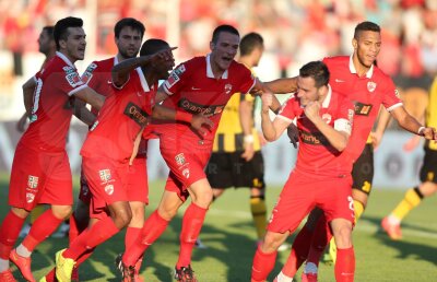 VIDEO Cu frisoane pe căldură! » Dinamo a trăit periculos meciul cu Braşovul, dar s-a impus la limită: 2-1