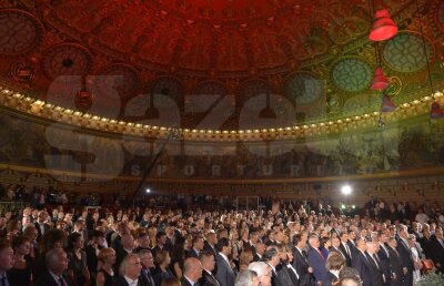 Galerie FOTO Roşu şi negru la Ateneu » Sute de medaliaţi olimpici şi antrenori s-au reunit la centenarul COSR