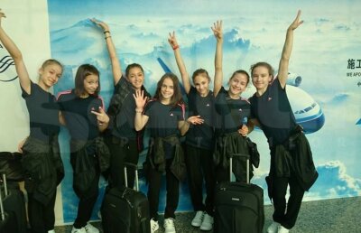 Au ajuns în China » Gimnaştii şi gimnastele din România au aterizat la Nanning pentru Campionatele Mondiale
