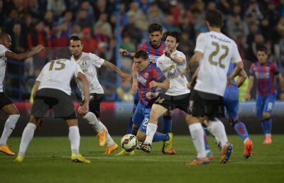 VIDEO Le-au speriat umbrele lor! » Steaua şi Astra au scăpat cu noroc de înfrîngere şi s-au ales cu cîte un punct: 0-0