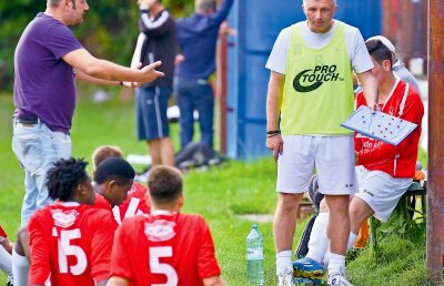 Tudor Octavian despre apariţia a zece africani la o echipă de liga a treia: "Absurd, năucitor, suprarealist. Altfel spus, românesc"