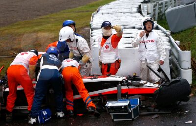 Între viaţă şi moarte » FIA e pusă la colţ după accidentul lui Jules Bianchi: pilotul se află în stare gravă