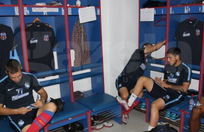 FOTO Gazeta a intrat în vestiarul Stelei! Mesaj şocant pe locul lui Gabi Matei: "Le f..e pe Pamfile şi Botcari! RETARD ŞEF"