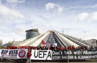 FOTO Protest fără precedent la UEFA! O mie de albanezi s-au folosit de o dronă pentru a denunţa "rasismul şi albanofobia" forului continental