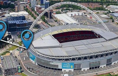 UEFA le-a interzis mersul pe jos! Obligaţi să folosească autocarul pentru 10 minute, deşi erau la 50 de metri de Wembley :O