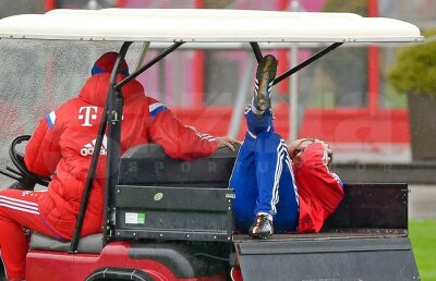 FOTO Phillip Lahm făcut praf! Fractură, operaţie, trei luni pe tuşă