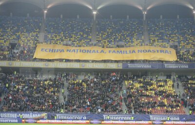 FOTO Arhipelag "tricolor" » Aseară, "naţionala" a jucat cu tribunele pustii, numai 10.000 de fani au fost pe stadion