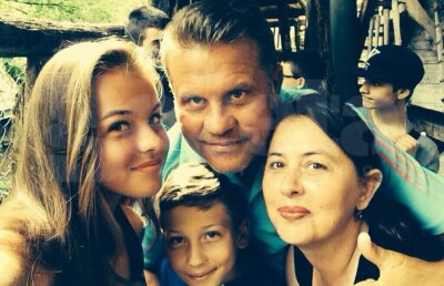 Mama Andradei Surdeanu spune că e prima agresiune fizică a tatălui asupra fiicei: "Vina e a soţului meu, şi-a pierdut cumpătul"