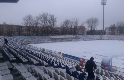 Suporterii Oţelului dau o mînă de ajutor la deszăpezirea stadionului